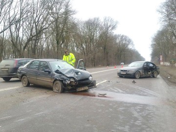 Accident în drum spre Valu: un spaniol s-a răsturnat cu maşina, trei persoane au ajuns la spital
